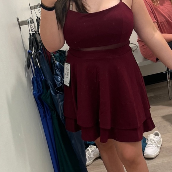 zipper works great, don’t show belly button - Picture 2 of 3